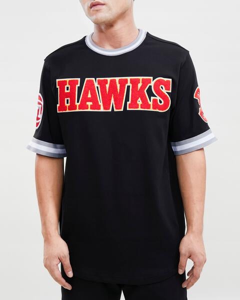 NBA ATLANTA HAWKS CLASSIC CHENILLE MEN'S TEE (BLACK)