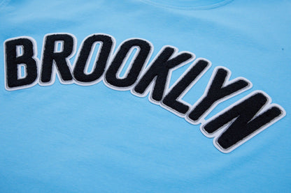 NBA BROOKLYN NETS CLASSIC CHENILLE MEN'S TEE (UNIVERSITY BLUE)